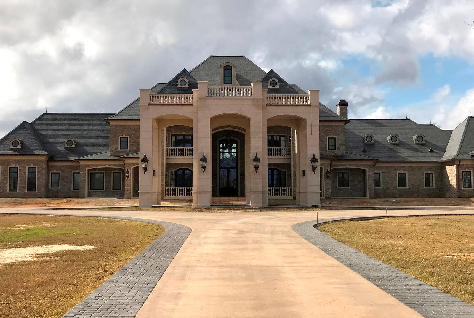 casa-en-texas-exterior-cuellar-stone.jpg
